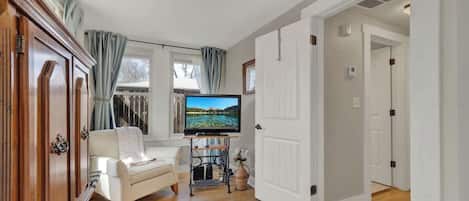 Casa, 1 cama Queen size y sofá cama, patio, vista a la ciudad (802 N Orange St.) | Área de sala de estar | Chimenea