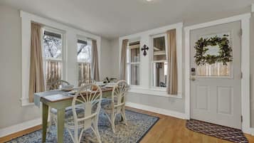 Ferienhaus, 1 Queen-Bett und Schlafsofa, Terrasse, Stadtblick (802 N Orange St.) | Speisen