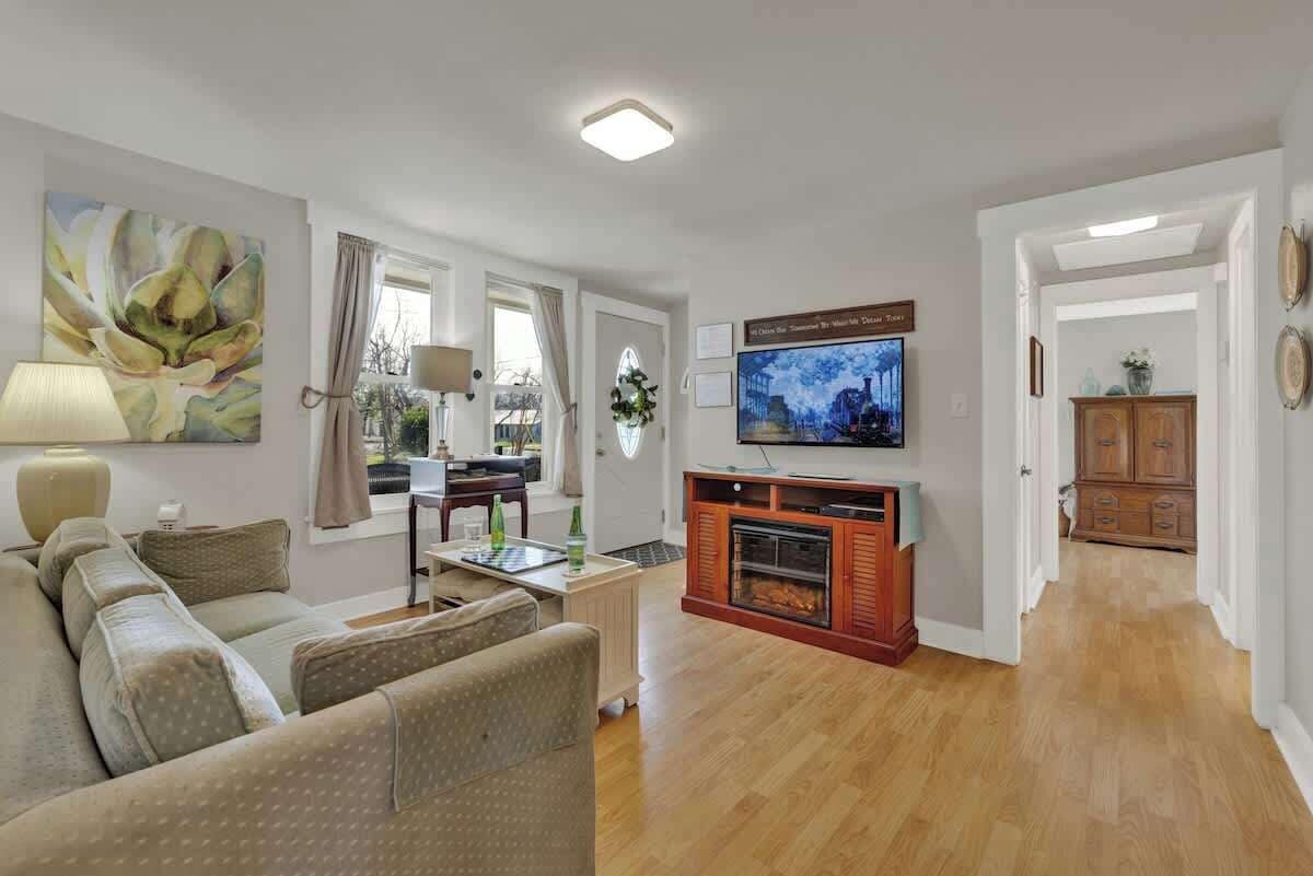 Casa, 1 cama Queen e sofá-cama, varanda, vista para a cidade (802 N Orange St.) | Área de estar | Lareira