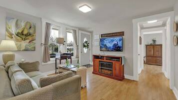 Huis, 1 queensize bed met slaapbank, terras, uitzicht op de stad (802 N Orange St.) | Woonruimte | Een open haard