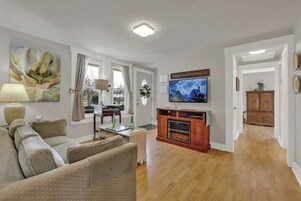 Casa, 1 cama Queen e sofá-cama, varanda, vista para a cidade (802 N Orange St.) | Área de estar | Lareira