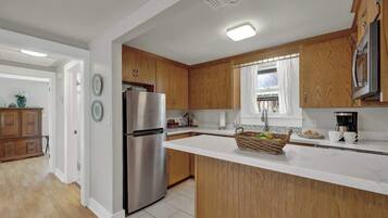 Casa, 1 cama Queen size y sofá cama, patio, vista a la ciudad (802 N Orange St.) | Cocina privada | Cafetera y tetera