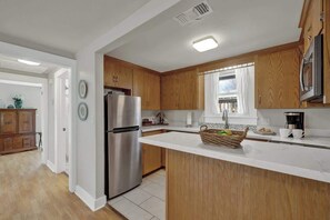 Casa, 1 cama Queen size y sofá cama, patio, vista a la ciudad (802 N Orange St.) | Cocina privada | Cafetera y tetera