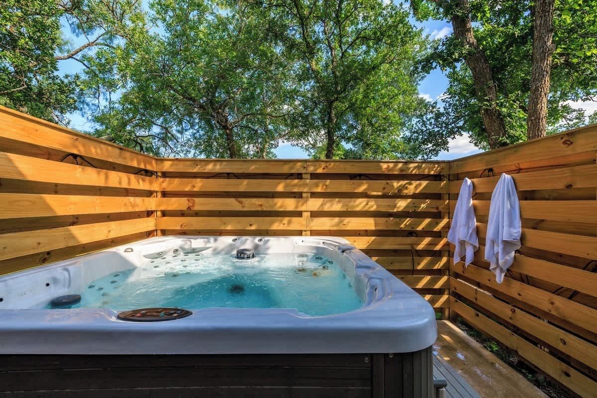 平房, 多張床, 熱水浴缸, 河景 (3565 Morris Ranch Pr) | 室外 SPA 浴池