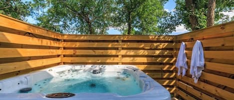 平房, 多張床, 熱水浴缸, 河景 (3565 Morris Ranch Pr) | 室外 SPA 浴池