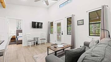 Cottage, Multiple Beds, Hot Tub, River View (3565 Morris Ranch Pr) | Living area