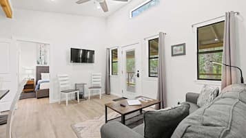 Cottage, Multiple Beds, Hot Tub, River View (3565 Morris Ranch Pr) | Living area