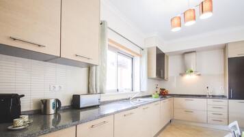 Mikrowelle, GeschirrspĂŒler, Wasserkocher mit Kaffee-/Teezubehör