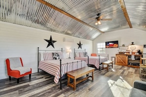 Mökki, 2 keskisuurta parisänkyä, patio (871 Old Harper #4) | 1 makuuhuone, yksilöllisesti sisustettu, yksilöllisesti kalustettu