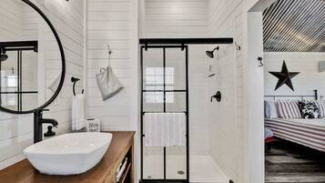 Cottage, 2 Queen Beds, Patio (871 Old Harper #4) | Bathroom | Towels