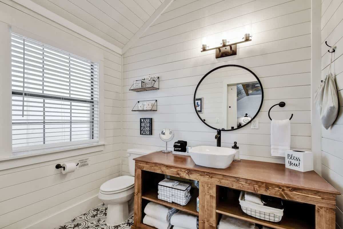 คอทเทจ, เตียงควีนไซส์ 2 เตียง, ลานระเบียง (871 Old Harper #4) | ห้องน้ำ | ผ้าเช็ดตัว