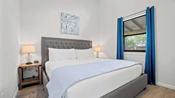 Cottage, 1 giường cỡ king và sofa giường, sân hiên, quang cảnh sông (3565 Morris Ranch Wi) | 1 phòng ngủ, trang trí khác biệt