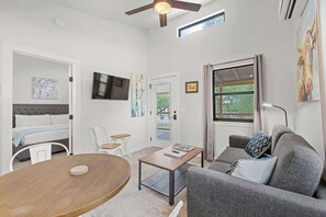 Living area - Winecup Waterfront Cottage (Fredericksburg)