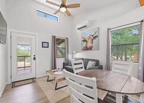 Ferienhaus, 1 King-Bett und Schlafsofa, Terrasse, Flussblick (3565 Morris Ranch Pa) | Innenbereich