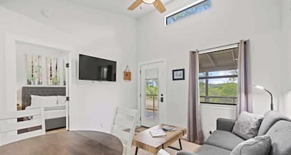 Paintbrush Waterfront Cottage