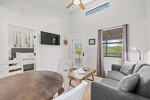 Casa de campo, 1 cama de matrimonio grande con sofá cama, patio (3565 Morris Ranch Pa) | Zona de estar
