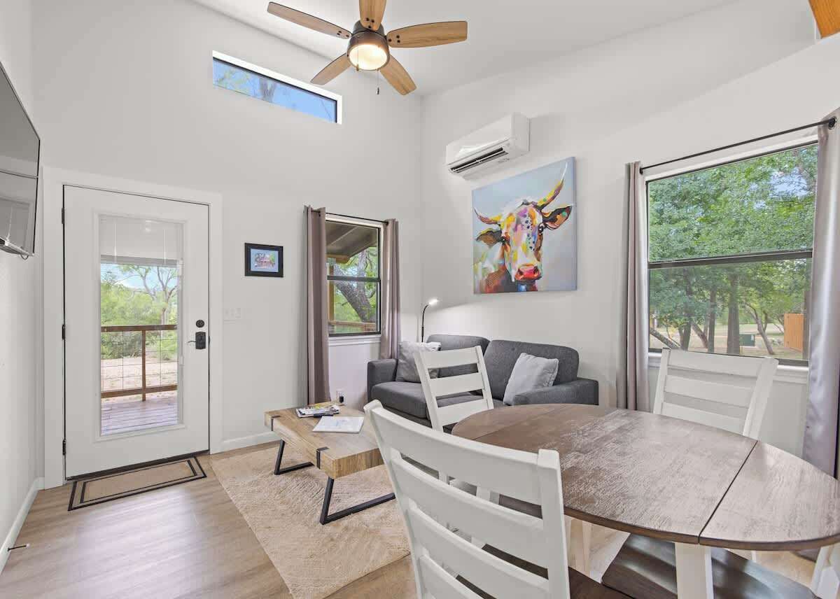 คอทเทจ, เตียงคิงไซส์ 1 เตียง และโซฟาเบด, ลานระเบียง, วิวแม่น้ำ (3565 Morris Ranch Pa) | ภายใน