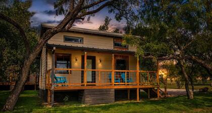 Paintbrush Waterfront Cottage