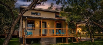 Paintbrush Waterfront Cottage