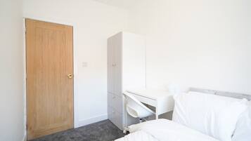 3 bedrooms, desk, iron/ironing board, WiFi