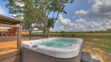 Cottage, Berbilang Katil, Hot Tub, River View | Tab spa terbuka