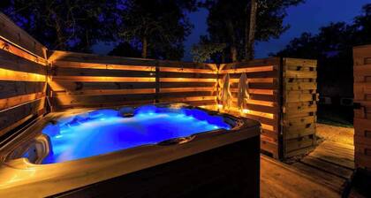 Rivers Edge Cottages With Hot Tub
