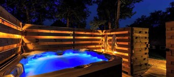 Rivers Edge Cottages With Hot Tub