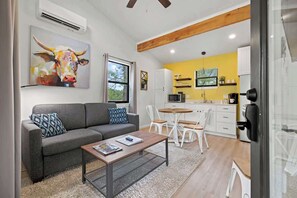 Cottage, Multiple Beds, Hot Tub, River View (3565 Morris Rnch Cmb) | Living area