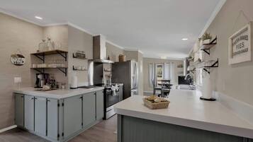 Småhus, flere senger, spabadekar, elveutsikt (3565 Morris Rnch Cmb) | Eget kjøkken