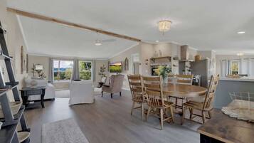 Cottage, Multiple Beds, Hot Tub, River View (3565 Morris Rnch Cmb)