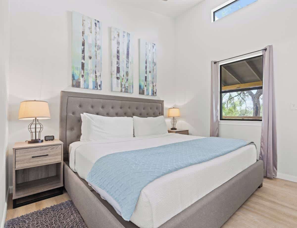 Casa rural, diversos llits, banyera d'hidromassatge, vistes al riu (3565 Morris Rnch Cmb) | 8 dormitoris, decoració individual, mobiliari individual i roba de llit 