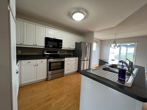 Arbour Ridge Vacation Home - Trail View! 5 bedrooms, 7 beds