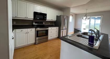 Arbour Ridge Vacation Home - Trail View! 5 bedrooms, 7 beds