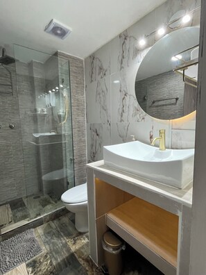 Dusche, Haartrockner, Handtücher, Seife