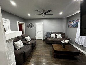 Smart TV - Spacious 3-bedroom 2 story home. Few blocks away from the BOK center  (Tulsa)