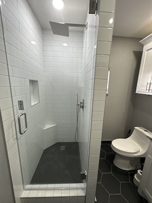 Een douche, een haardroger, handdoeken, zeep
