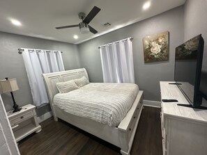 4 quartos, escrivaninha, ferros/tábuas de passar roupa