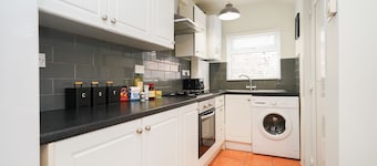 LONG STAY CONTRACTORS / RELOCATION: city centre, free parking, kitchen, WiFi