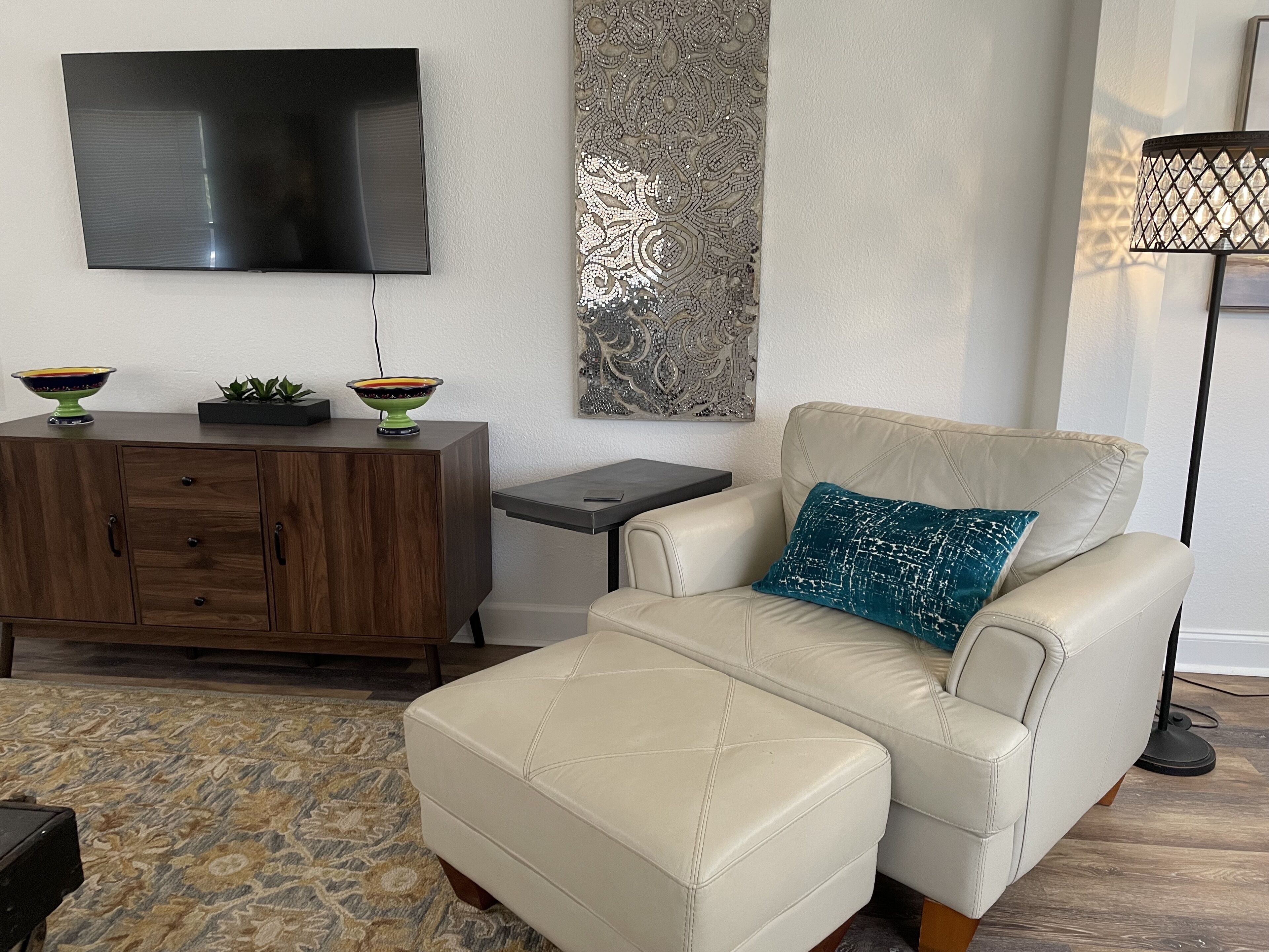 Near CoffeePot Bayou in St. Pete. 35% off monthly stays 15% weekly! 