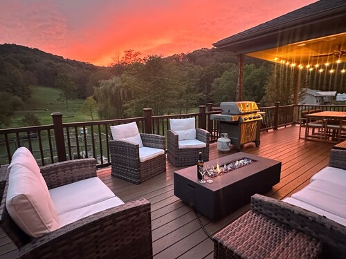 Hot Tub + Mtn Views • 6BR 3BA • ~15 Min to PSU