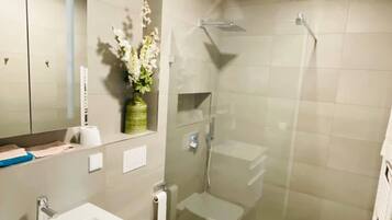 Sèche-cheveux, serviettes fournies, papier toilette