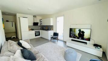 Departamento Deluxe | Área de sala de estar | Televisión de pantalla plana