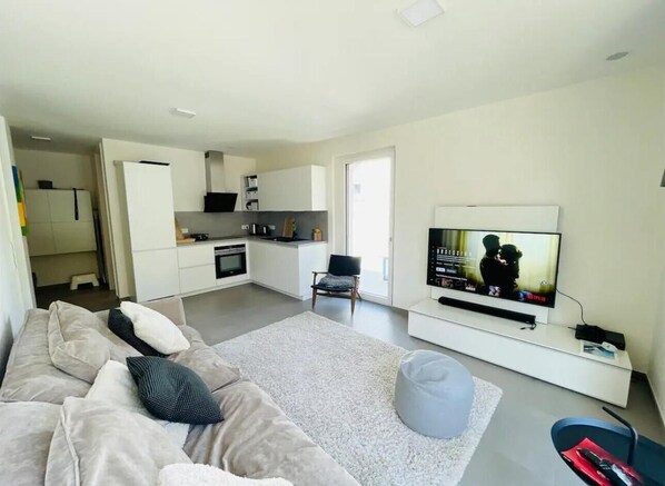 Deluxe Apartment | Living area | Flat-screen TV