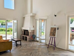 Smart TV, chimenea, futbolito y tenis de mesa