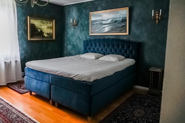 5 bedrooms, iron/ironing board, WiFi, bed sheets