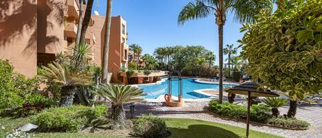 Una piscina al aire libre