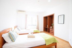 10 chambres, fer et planche à repasser, accès Internet, draps fournis