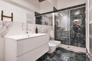 Dusche, Haartrockner, Bidet, Handtücher