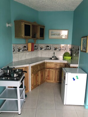 Basic-Doppelzimmer, 1 Doppelbett, Nichtraucher, Kochnische | Eigene Küche | Mini-Kühlschrank, Kochgeschirr/Geschirr/Besteck