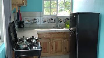 Quarto luxo, 1 cama King, para não fumantes, cozinha americana | Cozinha privada | Frigobar, talheres/pratos/utensílios de cozinha